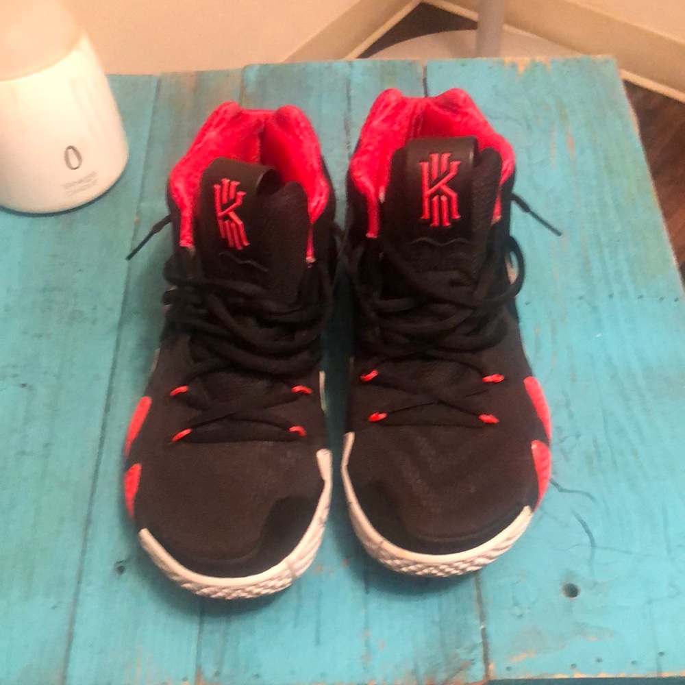 Kyrie 4s size 8 great condition